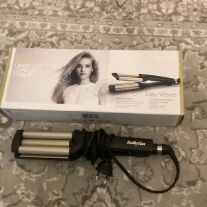 Vågtång från BaByliss  - Säljer denna våg/lock tång från BaByliss då den inte kommer till använding. Köpte för ~400 & säljer 250 på grund av att förpackningen är lite trasig. Jätte bra och enkel att använda 💖