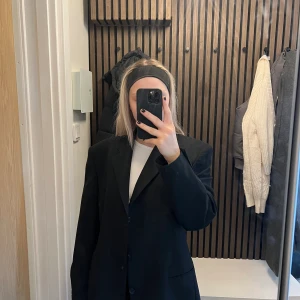 Over Size herr kavaj - Säljer denna Over Size herr kavajen. Använt få gånger. Fortfarande i bra skick. Osäker på storleken då det inte står nånstans. Den har även axelvaddar i🥰👏🏼