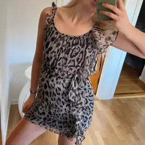 Leopard klänning med volanger i storlek S!!💕