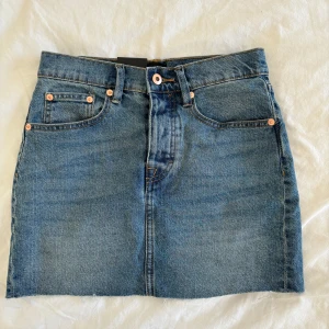 Jeanskjol - Säljer min jeanskjol från lager 157. Endast testad