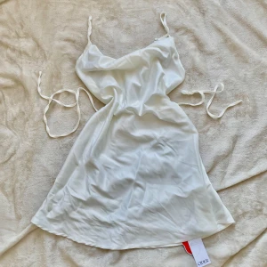 Kort vit klänning - Superfin klänning aldrig använd med prislappen kvar 🩷går att justera midjan