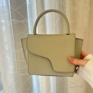 ATP atelier väska  - Säljer denna superfina ATP väska i mintgröna färg. Finns även ett band att sätta på så man kan ha väskan crossbody. Dustbag medkommer. Väldigt sparsamt använd, som ny.