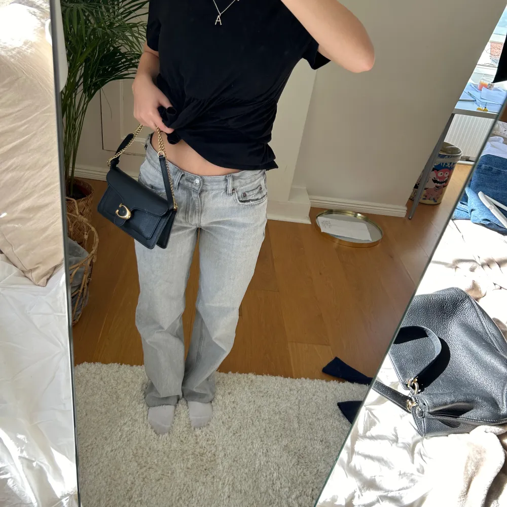 Jättefina slutsålda lowwaist jeans som ej kommer till användning. Uppsydda då jag är 157 cm lång, dock ej helt färdigsydda, men detta syns knappt💗. Jeans & Byxor.