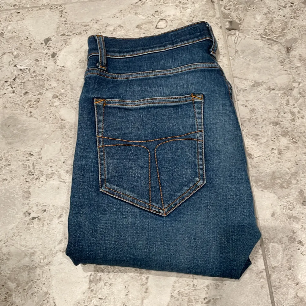 Hej! Vi säljer nu ett par svinsnygga jeans ifrån tiger of Sweden | Strl: 30/30 Skick: 9/10 Retail: ca 1700kr | För ytterligare frågor är det bara att skriva💲. Jeans & Byxor.
