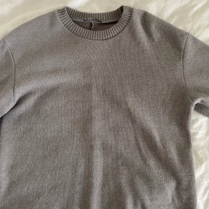 Tröja Zara - Grå tröja från Zara! Sparsamt använd 💓