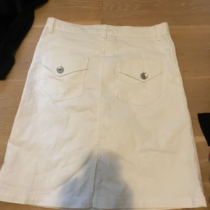  Jättefin vit kjol -  En vit kjol nyskick coola fickor går att klippa så att den blir kort 