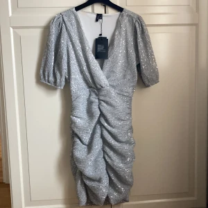 Silver glitterklänning  - Går till strax ovanför knä om man är ca 165  Aldrig använd taggar kvar 🌸🌸
