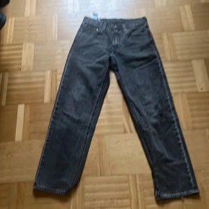 Levis 501 jeans  - Hyfsat bra skick 7/10. Det är lite söndrigt längst ner på benet. Storlek w28 och L 32