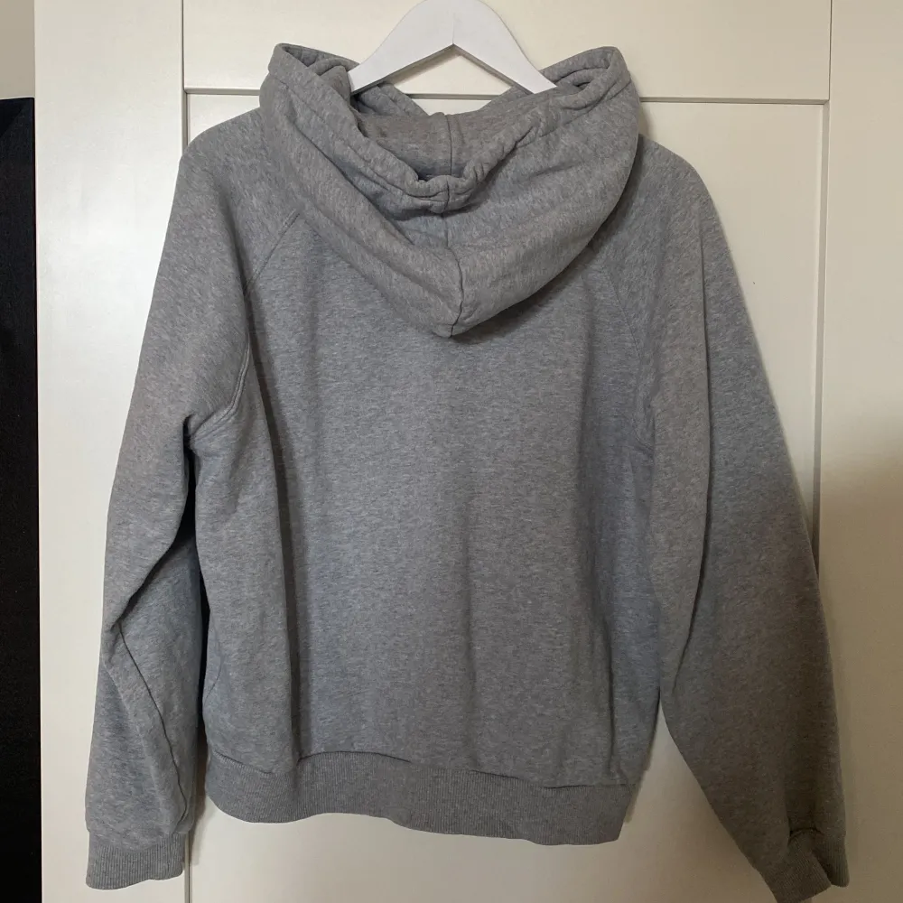 Säljer denna gråa hoodie för att den inte kommer till användning av mig bara. Den är i mycket gott skick och har inga defekter.💗. Hoodies.
