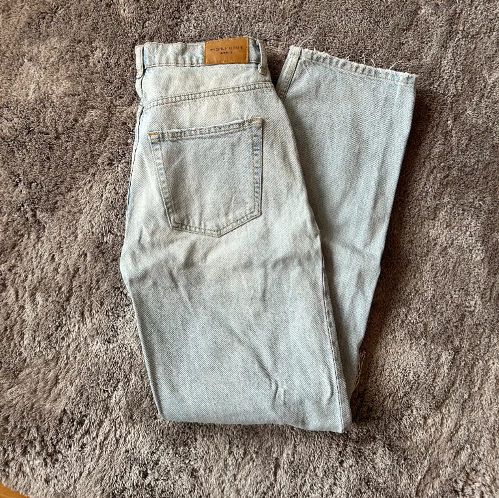 Ljusblå jeans med hål på knäna från Gina tricot i storlek 36. Säljer pga att de är för små för mig!. Jeans & Byxor.