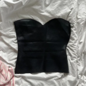 Lädertopp zara - Säljer då den inte används, strl S men passar XS. Bra skick, har inga fler bilder💓