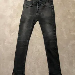 Dondup Jeans storlek 32, modell George. Bra skick bortsett från ett litet hål i bakfickan, går att laga enkelt hos skräddare eller själv, därav priset.