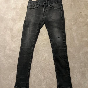 Dondup Jeans - Dondup Jeans storlek 32, modell George. Bra skick bortsett från ett litet hål i bakfickan, går att laga enkelt hos skräddare eller själv, därav priset.