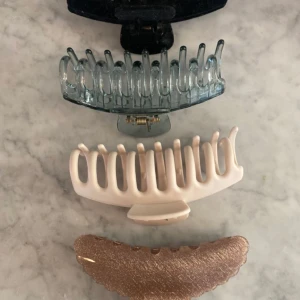 Fyra hårklämmor - Säljer 4 hårklämmor, 1 för 20 eller alla för 45.💗💗 Kontakta mig för mer info eller om du är intreserad💗