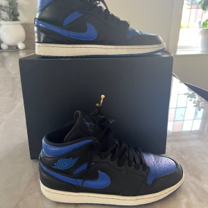 Jordan 1  - Säljer nu mina Jordan 1 mid royal ny pris 2000-2500kr mitt pris 999. Priset går såklart alltid att diskuteras. De är så klart äkta och box finns 🤩 skriv för mer bilder eller om du har några funderingar 🔥😁