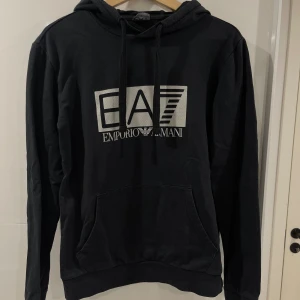 EA7 armani hoodie - EA7 emporio armani hoodie storlek S Skick 7/10 Kom PM för mer info! 