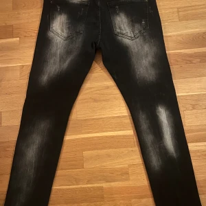 DSQ2 Jeans - Säljes då jag inte använder dem längre extremt fint skick använda max 3 gånger  Storlek 52 i italienska storlekar Bara legat i garderoben under tiden jag ägt dem  Säljes billigt till ett billigt pris då jag behöver cash till billjud