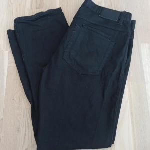 Svarta jeans kappahl - Fina svarta jeans från kappahl.  Storlek L 36 W 32, herr Bara använda ett par gånger🌟 Se gärna mina liknande annonser🌷