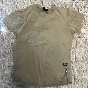 Dg t shirt - Dg t shirt köpt för 150 använd fint skick 