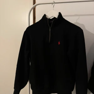 Polo Ralph lauren half zip - Hej! Säljer nu min polo Ralph lauren half zip. Inköpt 12/6-2023 på Boozt, Kvitto finns. Den är i storlek S och i väldigt bra skick 9/10. Använd fåtal gånger. Säljes då den inte används längre. Materialet på denna är bomull. Nypris: 1995kr