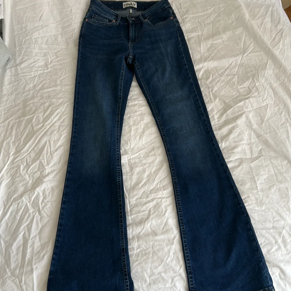 Bootcut jeans i storlek s, 32. Oanvända, nyinköpta men passar ej mig tyvärr. . Jeans & Byxor.