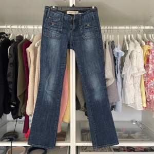 Super snygga low waist jeans ifrån Gap!😍😍 super fina detaljer på framfickorna💓storlek s
