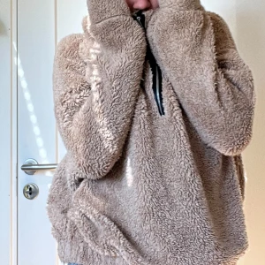 Världens mysigaste tröja💞 - En neutralt brun färgad fluffig half-zip tröja från h&m! Verkligen så sjuuuukt mysig. Säljer då jag har två hahah💞