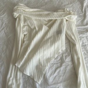 Tröja off shoulder  - Vit Off shoulder tröja säljes i storlek s. Oanvänd. 