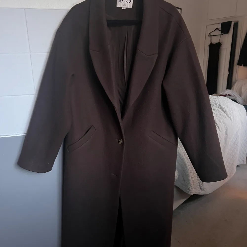 Brun kappa från Nakd storlek 34 men den är oversized i modellen. Jackor.