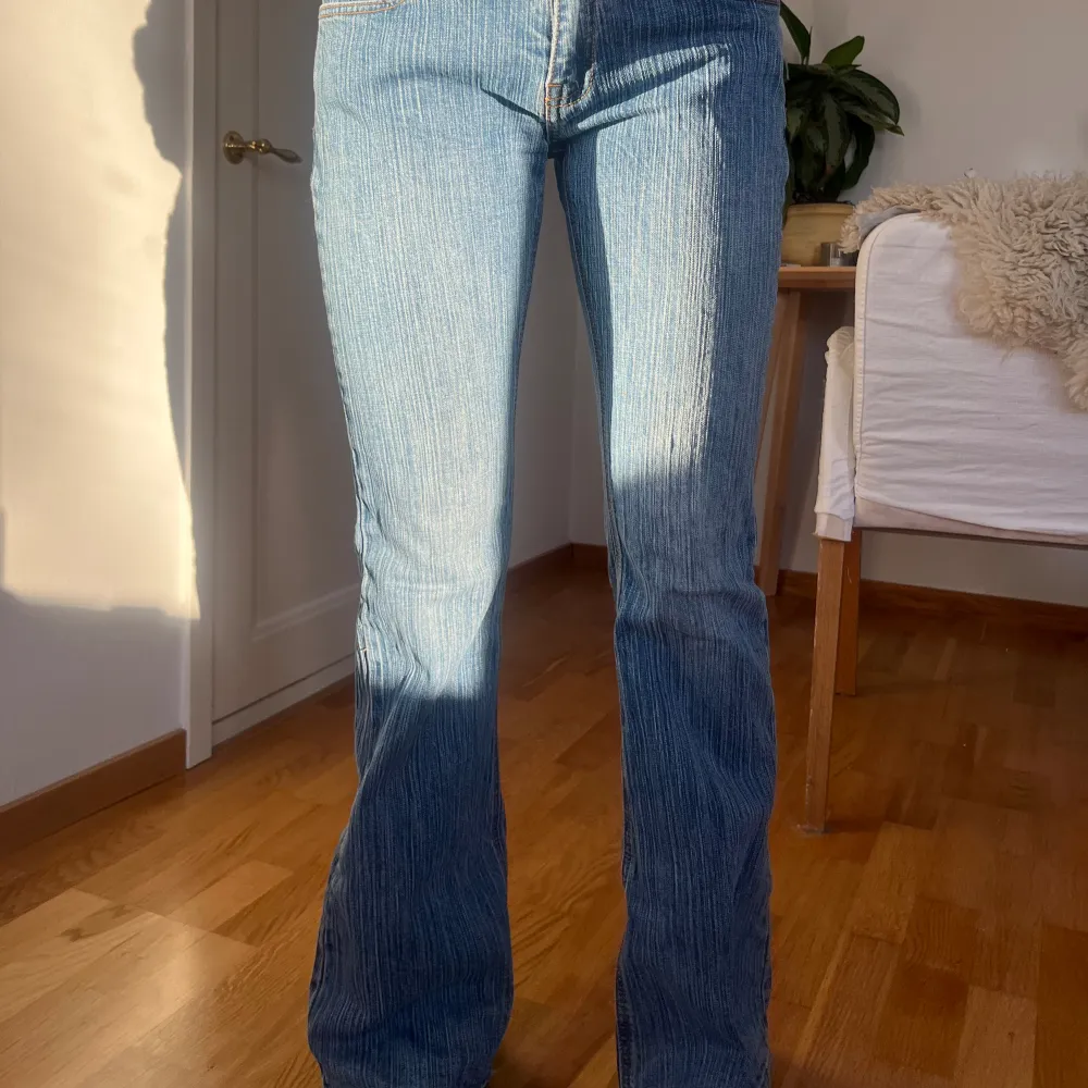 Brandy Melville Brielle 90s blå jeans som passar storlek S❤️ Lätt slitna längst ner men inget märkbart. Jag är 165 för referens❤️. Jeans & Byxor.