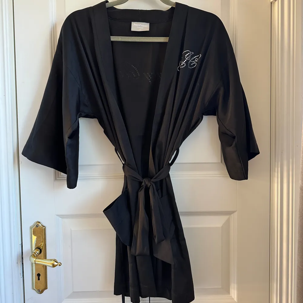 Juicy couture kimono/morgonrock i storlek xs, sparsamt använd och alla stenar är kvar. Priset är diskuterbart! Köparen står för frakten🩷. Övrigt.