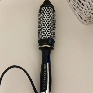 Värmeborste - Säljer min värmeborste från Björn Axén! Den är använd kanske 2 gånger. Nypris är 550 kronor. Pris kan diskuteras!  Skriv om du har funderingar ☺️
