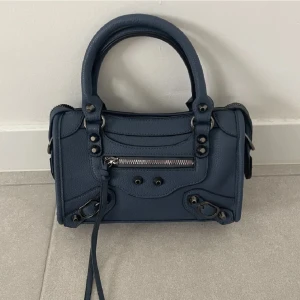 Mörkblå väska - Säljer denna jätte fina väska som är köpt här på plick för 600. Ett långt band tillkommer. Inga några defekter varken på utsidan eller insidan💕. Pris kan diskuteras!!💕