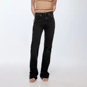 Skitsnygga jeans från zara som är midrise 🤍 knappt använda 😇