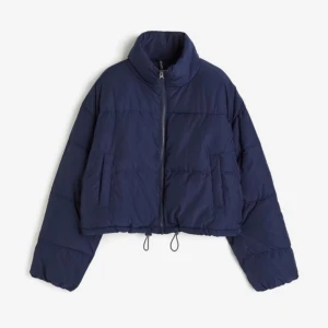Blå pufferjacka💞 - Säljer denna blå pufferjackam från h&m, jag köpte den för 449 , använd ca 1-2 ggr. 💞säljs pågrund av att jag inte andväder den 💞💞🌸