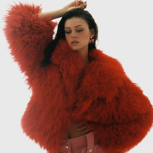 Pälsjacka - Säljer den här såå snygga röda pälsjackan ❤️❤️ Hör av er vid frågor!! Möter upp i Stockholm och fraktar🥰