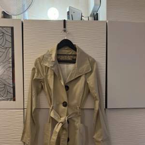 Fin oanvänd beige vår jacka/kappa trenchcoat 