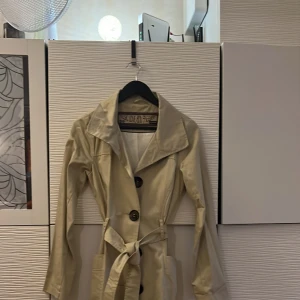 Vårjacka/kappa - Fin oanvänd beige vår jacka/kappa trenchcoat 