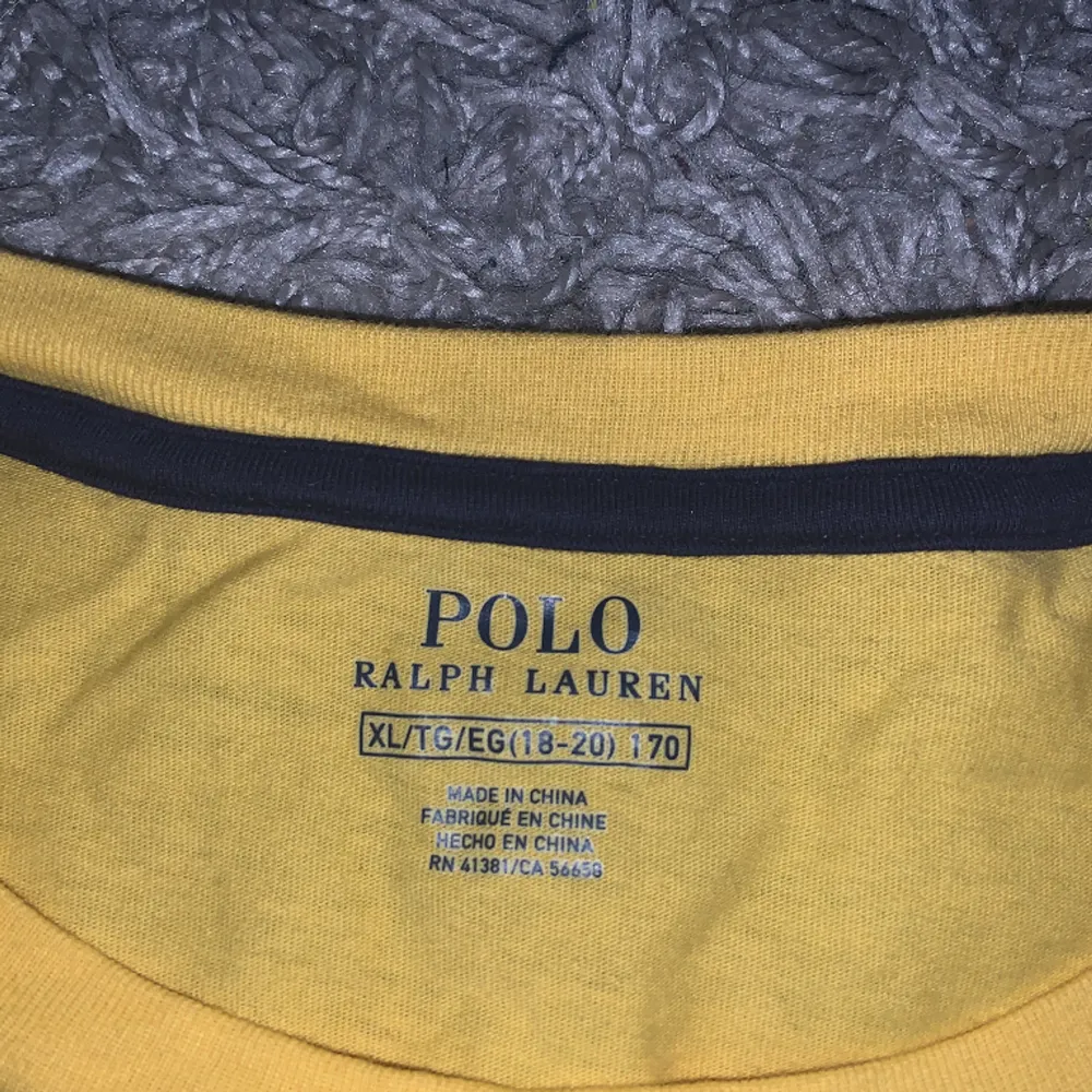 Säljer denna Ralph lauren tröja då den ör för stor och jag inte använt den, nyskick, storlek passar M, pris kan diskuteras 😃🤝. T-shirts.