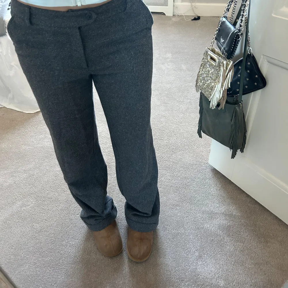 Ett par grå kostymbyxor från Nygårdsanna! Dem är i storlek 34, men ganska stora i storleken☺️ snygga till klackar! Dem är långa på mig som är 168💕. Jeans & Byxor.