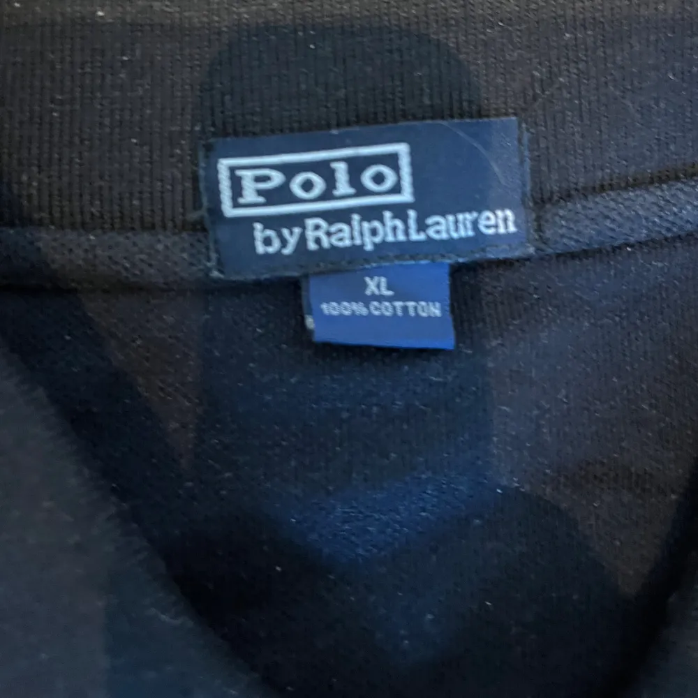 Mörkblå Ralph Lauren Polo tröja, inga defekter. Använd fåtal gånger, storlek XL men passar L. Kvitto finns ej.. T-shirts.