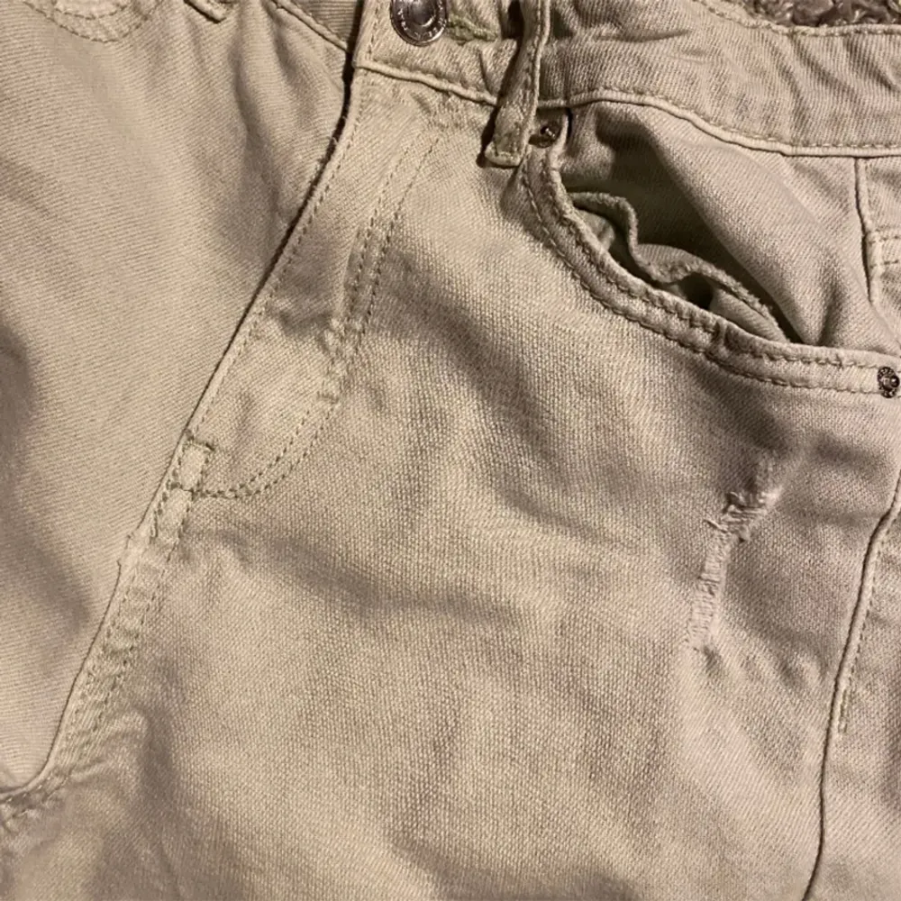Ett par grön jeans från Kappahl, de är använda men i fint skick. Det lite upprivna på sista bilden var så när jag köpte de men man tänker inte så mkt på det. Passar mig som har xs / s i storlek. Jeans & Byxor.