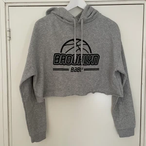 Grå croppaf hoodie - Supersöt croppad hoodie från H&M.  Storlek M, gott skick💝
