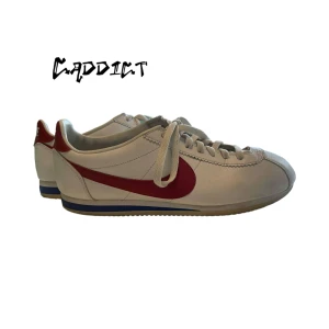 Nike Cortez  - - Ett par fina Nike Cortez som är i bra skick  - skorna är använda och har ytterst små skavanker - Storleken 46 - Tveka inte att ställa frågor om plagget 