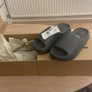 Yeezy slide slate grey  - Säljer ett par helt oanvända yeezy slide slate grey, US 11 EU 45. Perfekta till sommaren som är snart här ☀️ givetvis äkta! 👟 