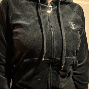 juicy couture kofta strl S - Säljer svart juicy couture kofta i storlek S.🩷 köptes för ett tag sedan och därav välanvänd men fortfarande i fint skick. storleken passar ej längre och vill få såld snabbt. tappad detalj vid snöret (se bild 3). PRIS GÅR ATT DISKUTERA🫶🏼 