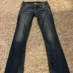 super söta jeans som inte riktigt är min stil❤️ de är lite slitna där nere jag kan skicka bild privat🫶 de är lågmidjade och flare🔥 mått: innerbenslängd 81 cm o midja 36cm rakt över!
