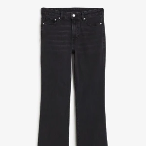 Bootcut jeans - Säljer mina svarta bootcut jenas från H&M! Dem är i väldigt bra skick och kommer inte till användning. Det är mid/highwaist, men tycker dem mer sitter som midwaist😍