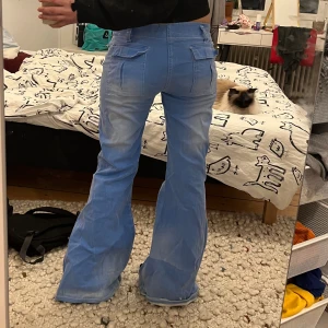 Jeans - Lågmidjade flare jeans med nice bakfickor! Innerbenslängd: 83cm Midja: 36cm (mätt rakt över) Använt endast en gång!