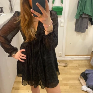 Prickig zara klänning  - Knappt använd, liten i storleken och passar därför M!
